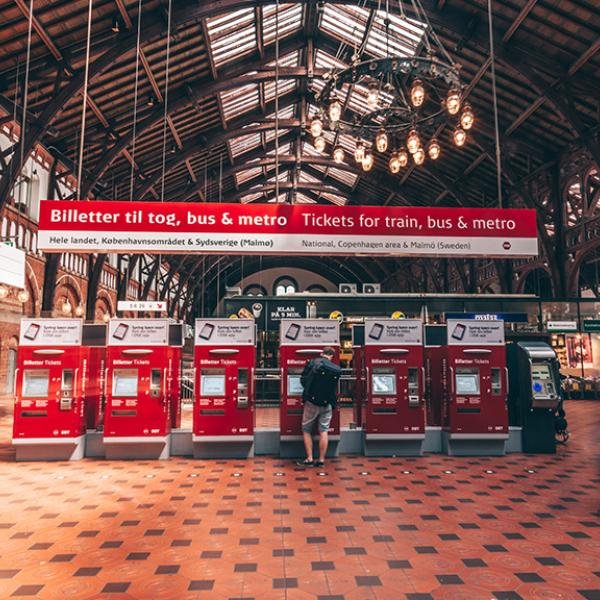 Photo des bornes de transport, gare centrale de Copenhague