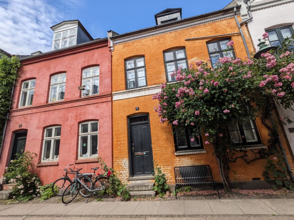 Maison colorée dans le quartier d'Indre By, le centre-ville