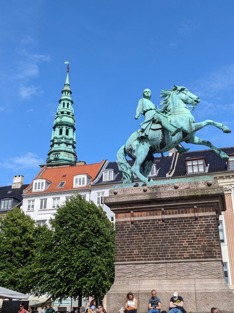 Statue d'Absalon sur la place du centre-ville Højbro