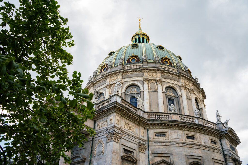 L'Eglise de Marbre en contreplongée - photo de Lukas Bukoven - Copenhagen Media Center