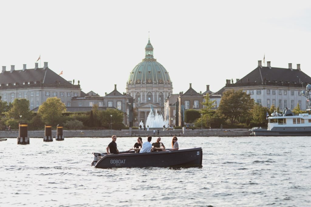 Photo d'un bateau GoBoat sans permis devant l'Eglise de Marbre