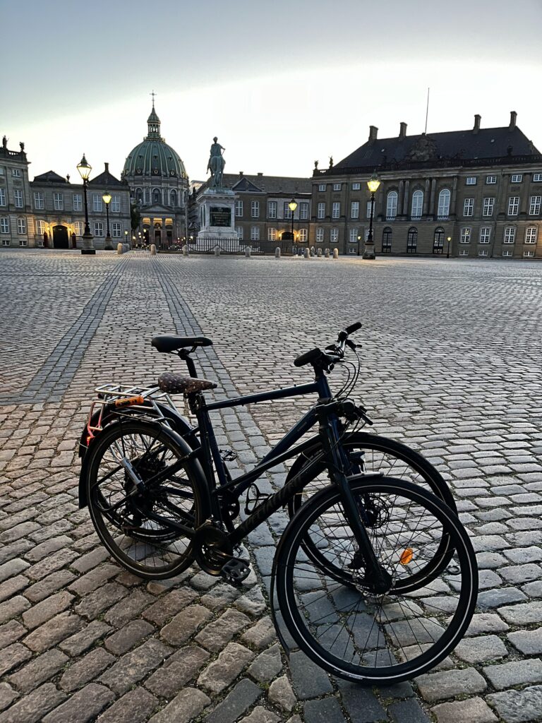 Vélos sur la place d'Amalianborg