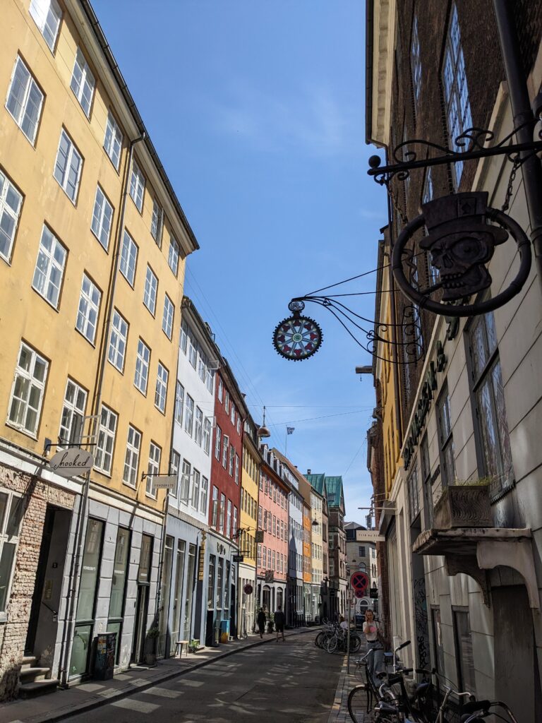 Photo de Klosterstræde, au coeur du centre-ville de Copenhague