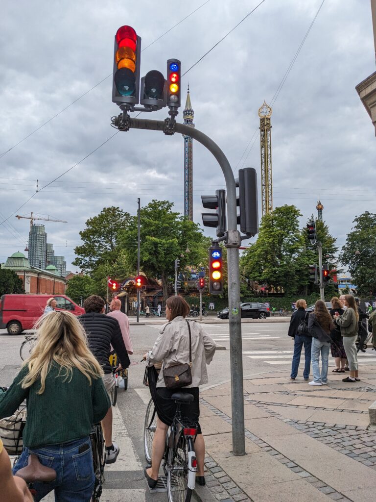 vélo au feu d'une piste cyclable