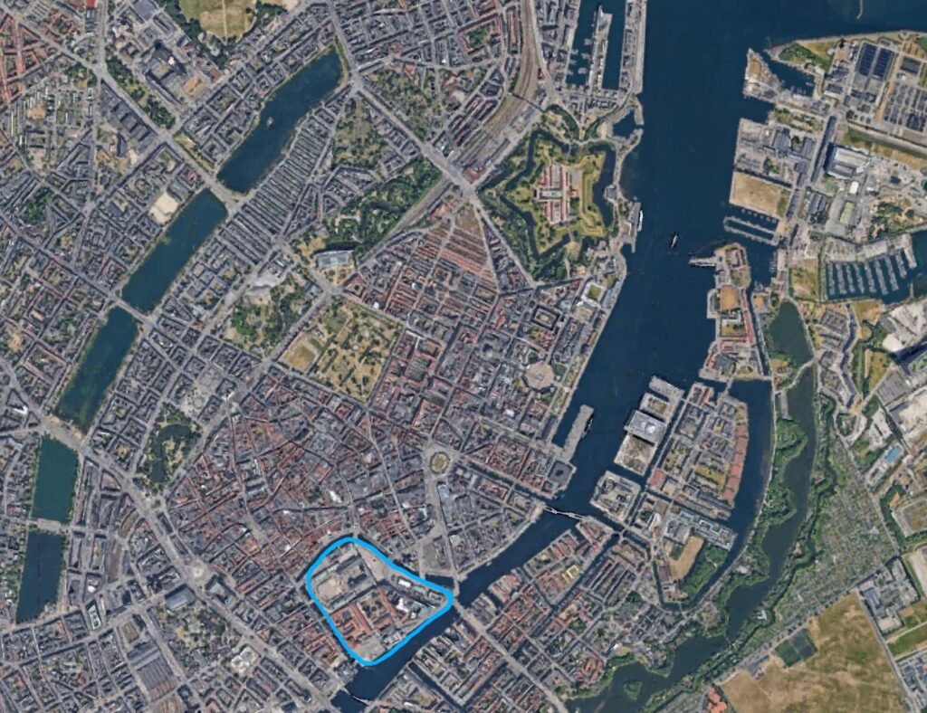 Vue satellite de Copenhague. Slotsholmen, l'île de Christianborg, est entourée.