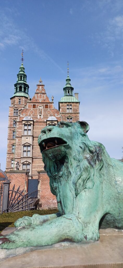 Sculpture du lion "cachette secrète" dans le parc de Kongens Have