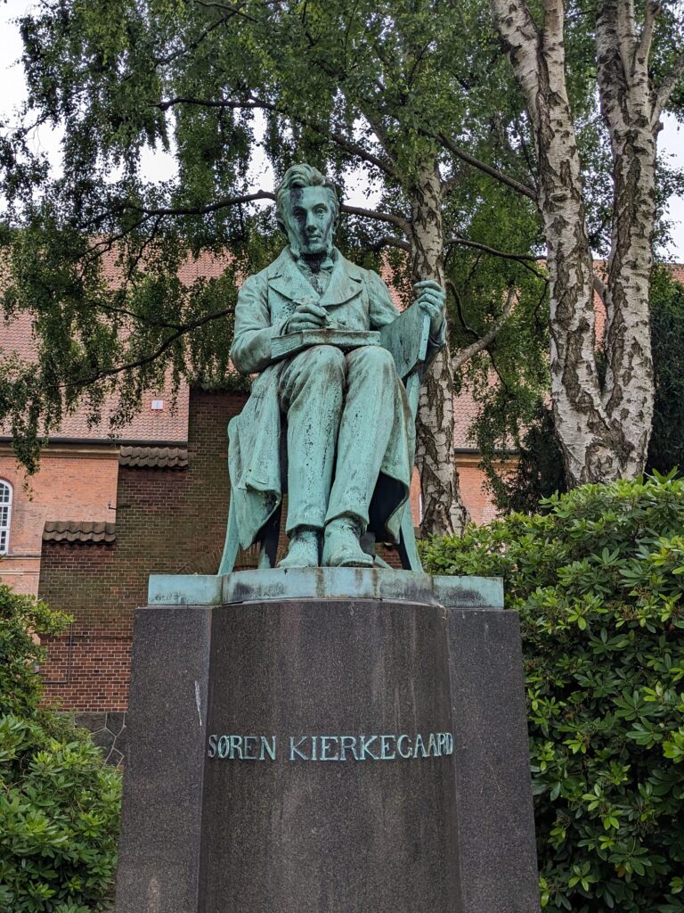 Statue du philosophe Kirkegaard, parc de la librairie royale de Copenhague