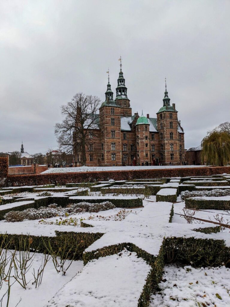 Vue du château de Rosenborg depuis la roseraie du parc de Kongens Have