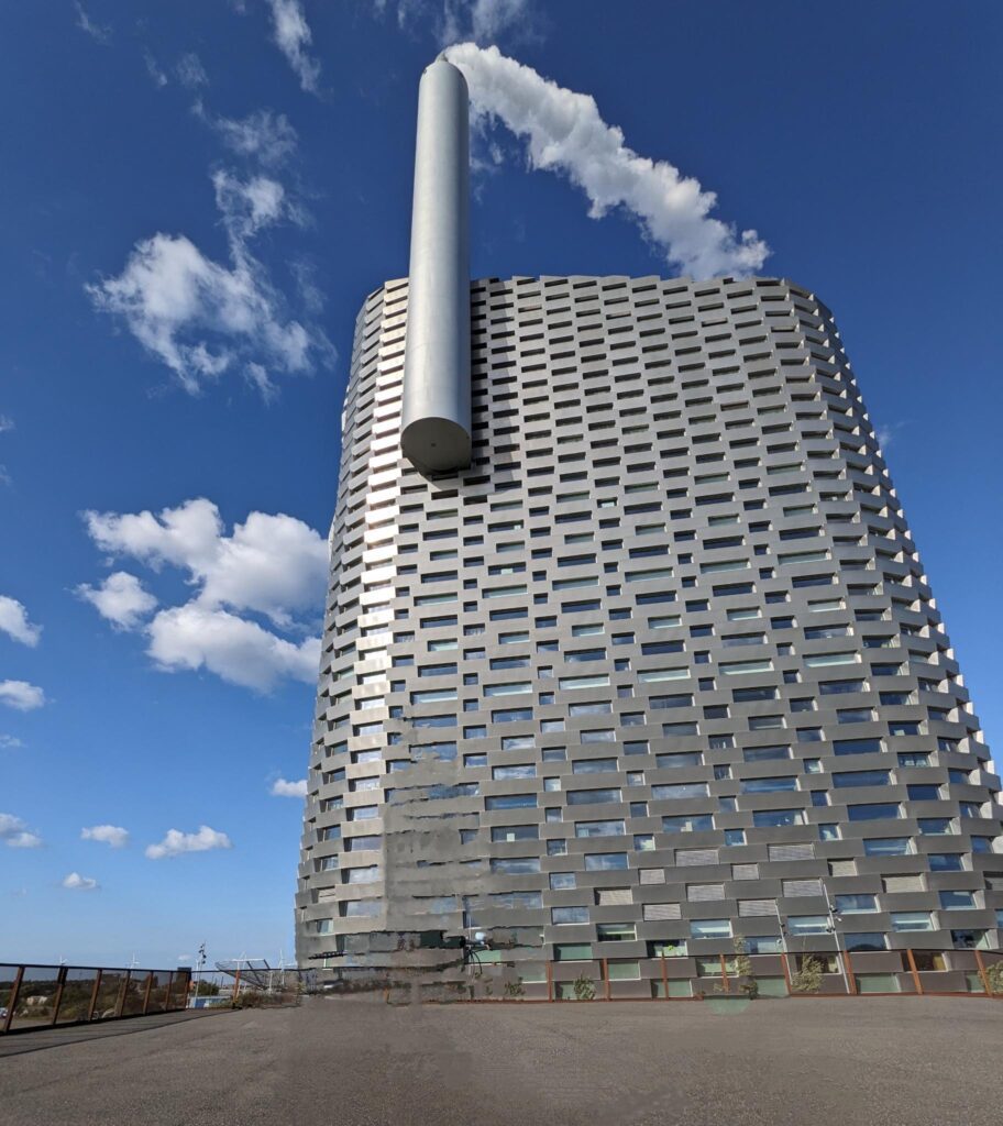 Copenhill vue du bas, l'incinérateur de Copenhague qui sert de zone de loisir et participe au système de chauffage urbain