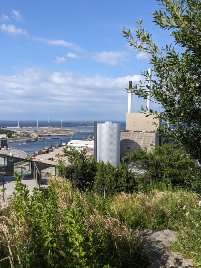 Vue depuis Copenhill, l'incinérateur de Copenhague sur une partie industrielle de la ville.