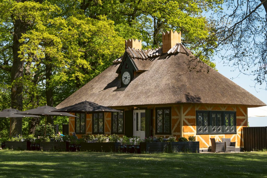 Le cottage jaune, aux alentours de Jægersborg Dyrehave - par Daniel Rasmussen