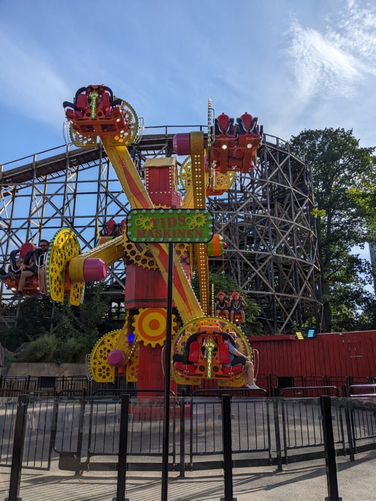 Bakken, le plus vieux parc d'attraction du monde encore en activité, au sein du parc aux daims.