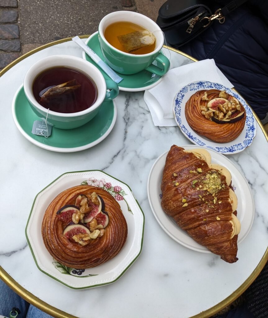 le café et les pâtisseries sont importants dans la cuisine et la culture danoise du hygge. les danois en mangent beaucoup