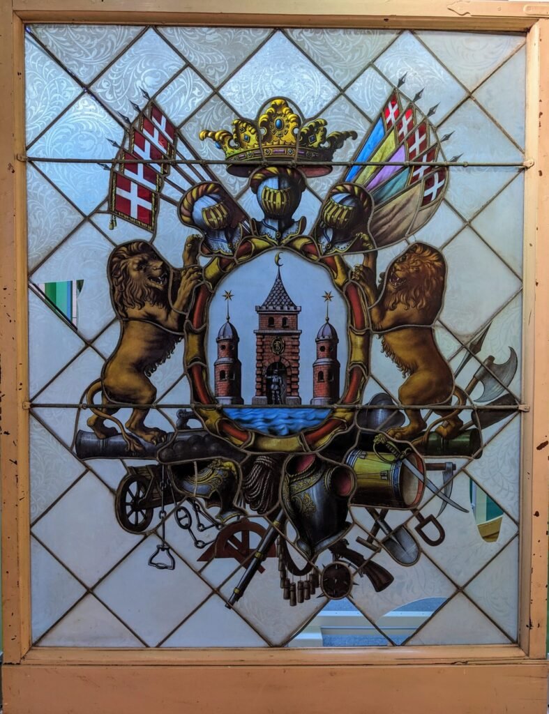 Fenêtre de Tivoli, avec les armorieriez de Copenhague - Collection des fenêtres de Villum