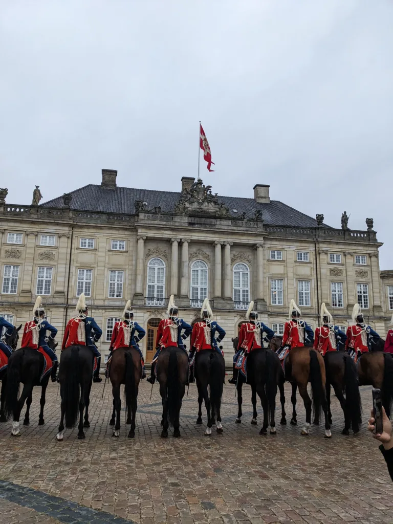 Cavalerie d'honneur devant le palais d'Amalienborg