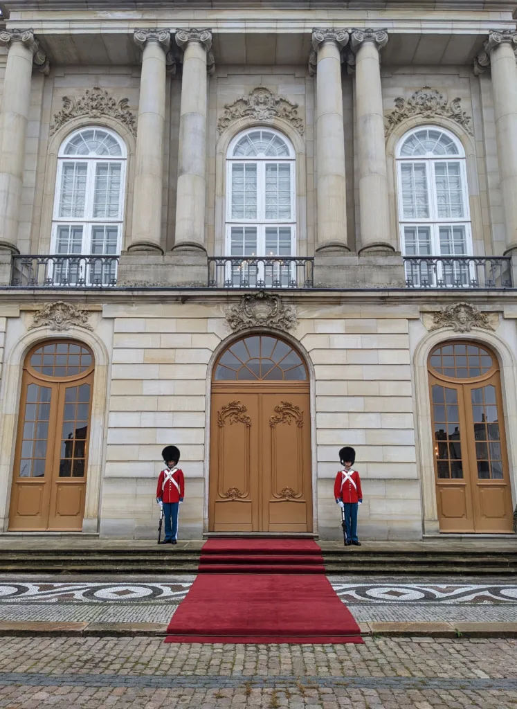Gardes royaux en habit de cérémonie devant un des palais d'Amalienborg