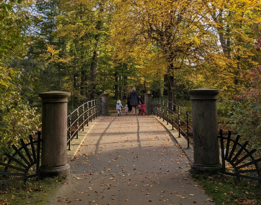 Elève d'une maternelle en excursion dans la nature