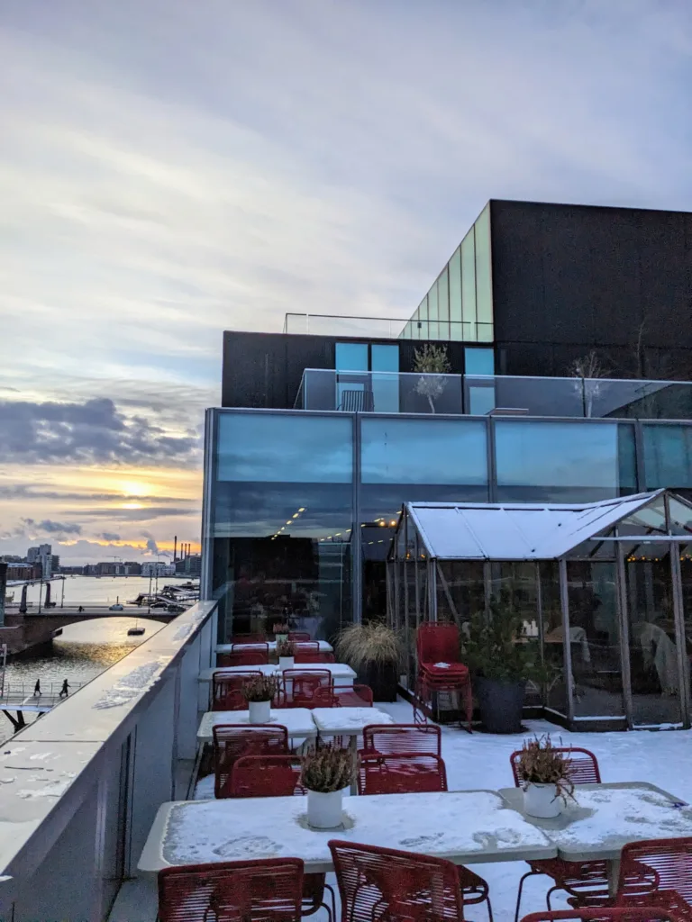 Terrasse du DAC, le centre d'architecture danois - musée iconique de Copenhague